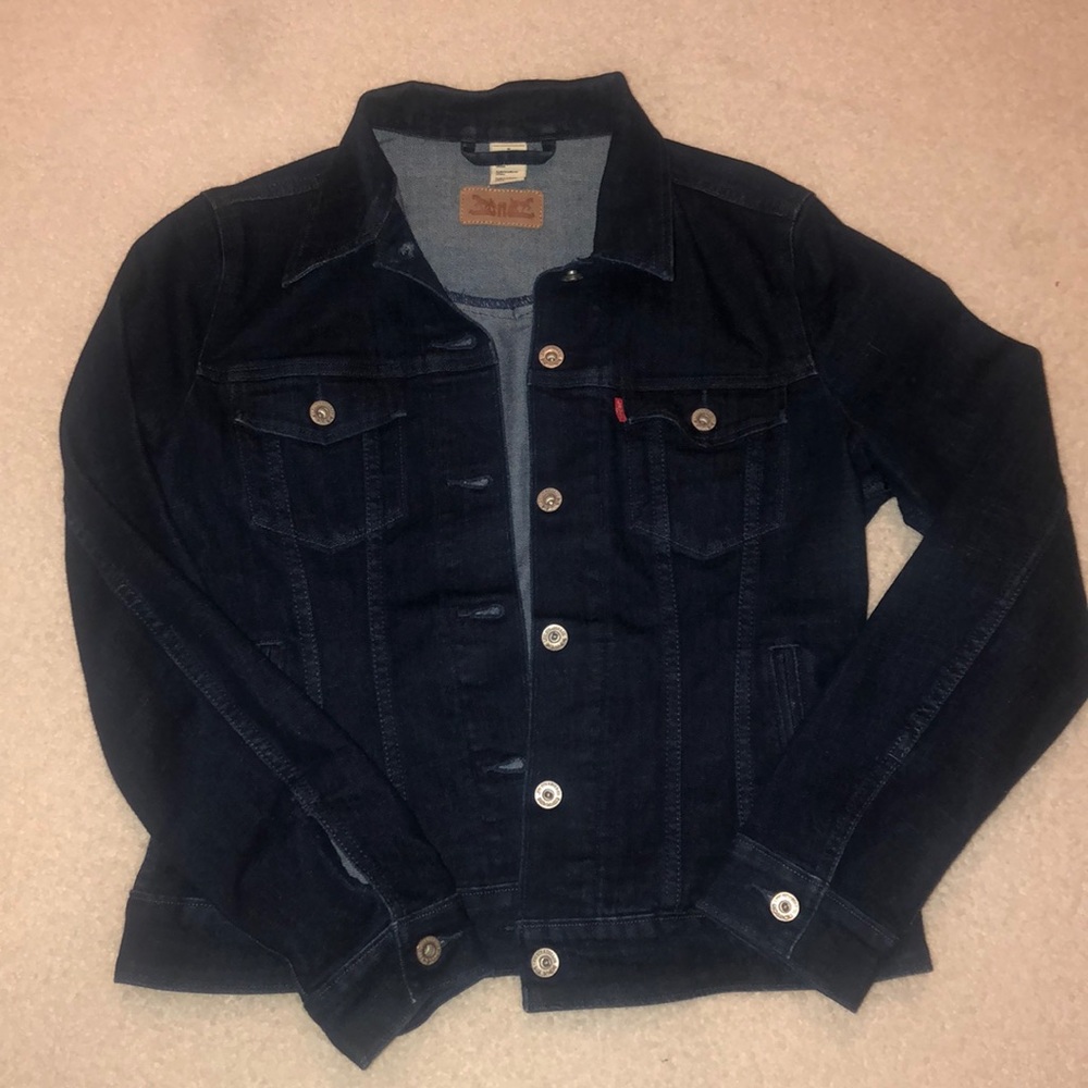 Women’s medium dark wash Levi’s denim jacket